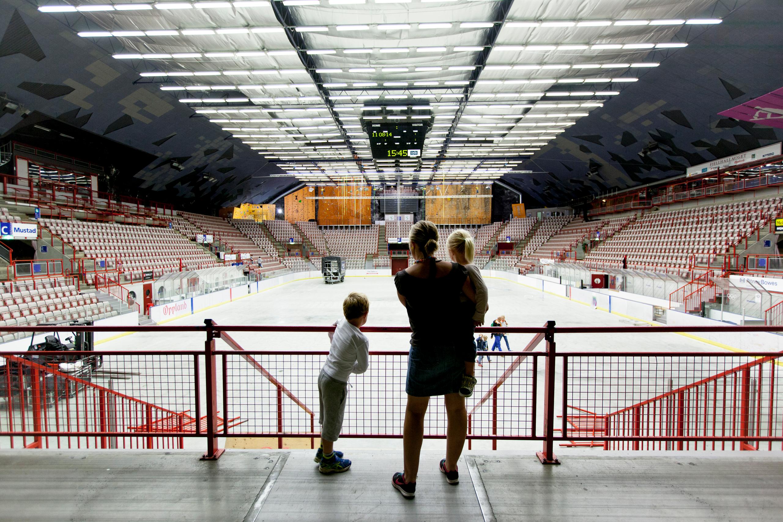 Gjøvik Olympiske Fjellhall er verdens største publikumshall i fjell. Den er også enestående med hensyn til tekniske forhold.
Dimensjoner (BxLxH) 61 x