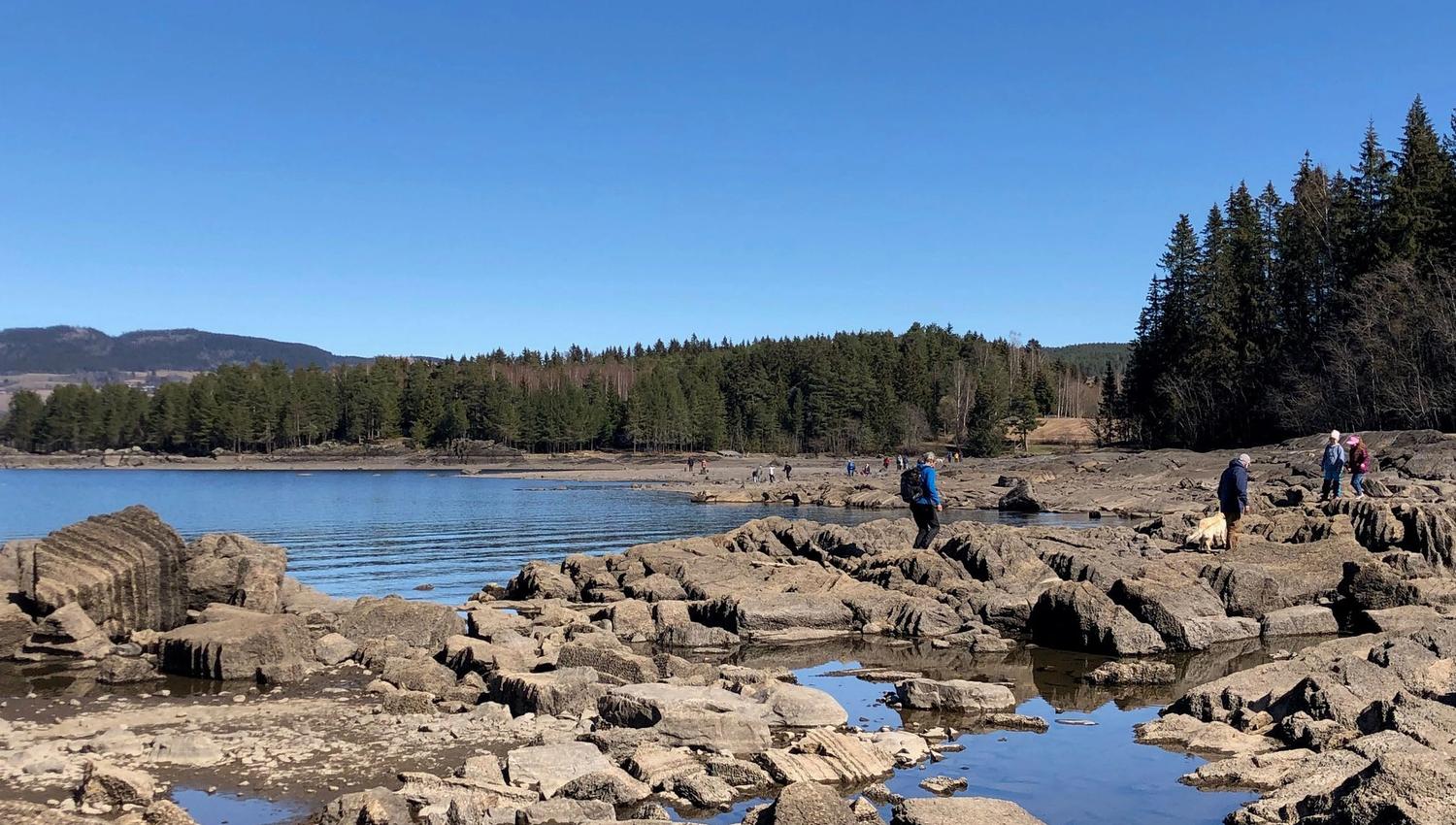 Fottur til Mjøskastellet på Steinsholmen - På tur over steinene