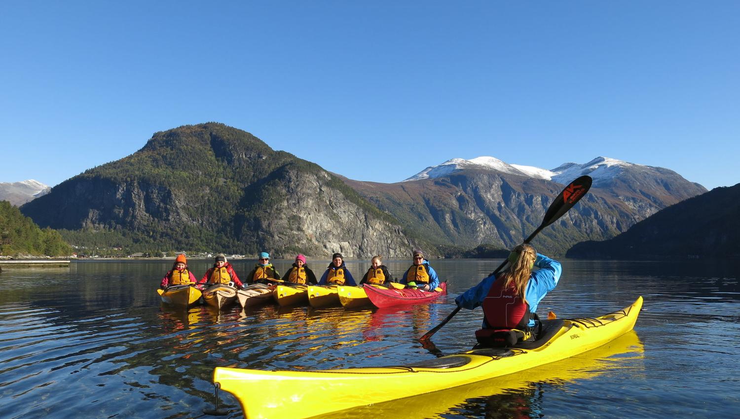Kajakktur i Valldal på stille fjord med Uteguiden