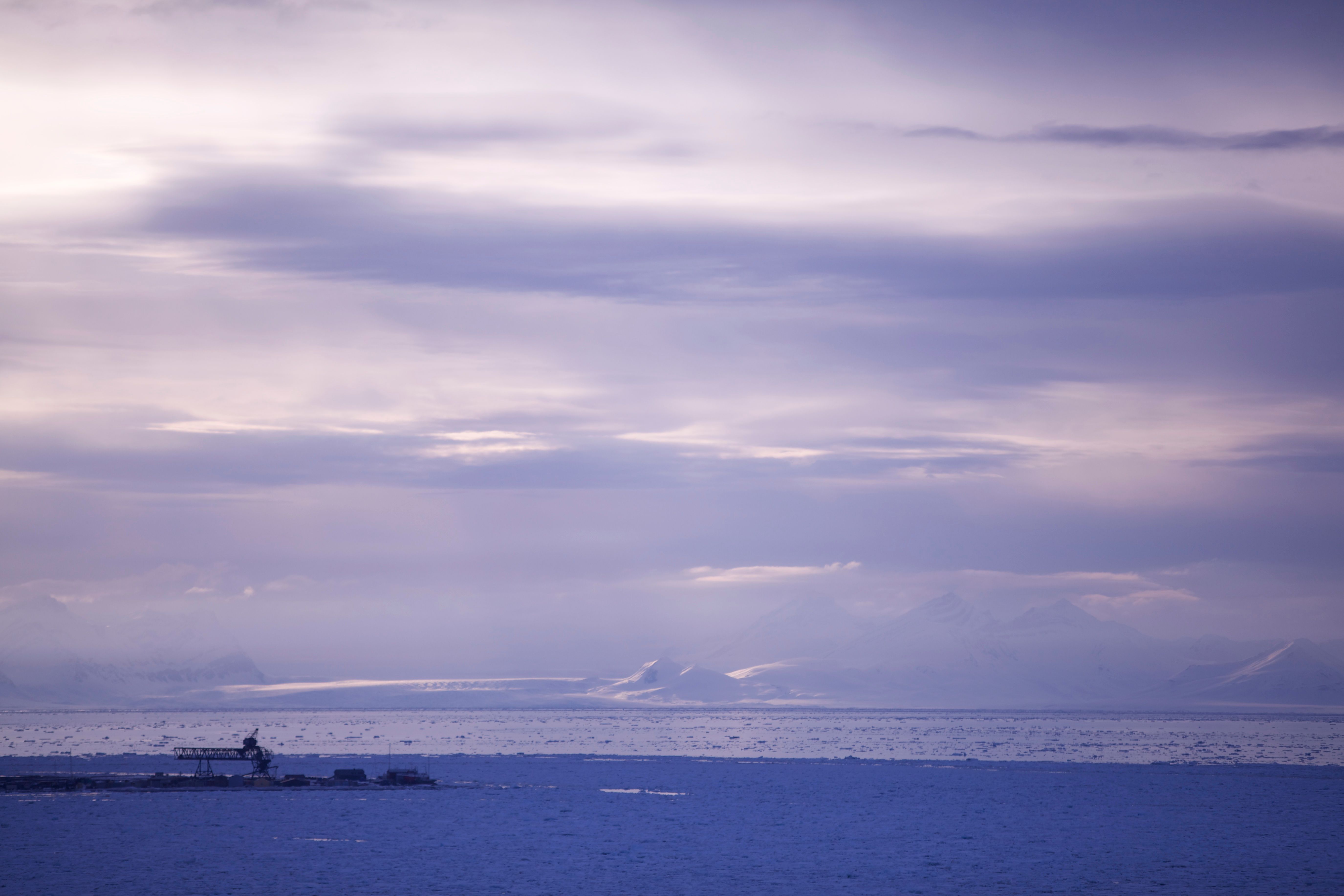 Midnightsun over the adventfjord 