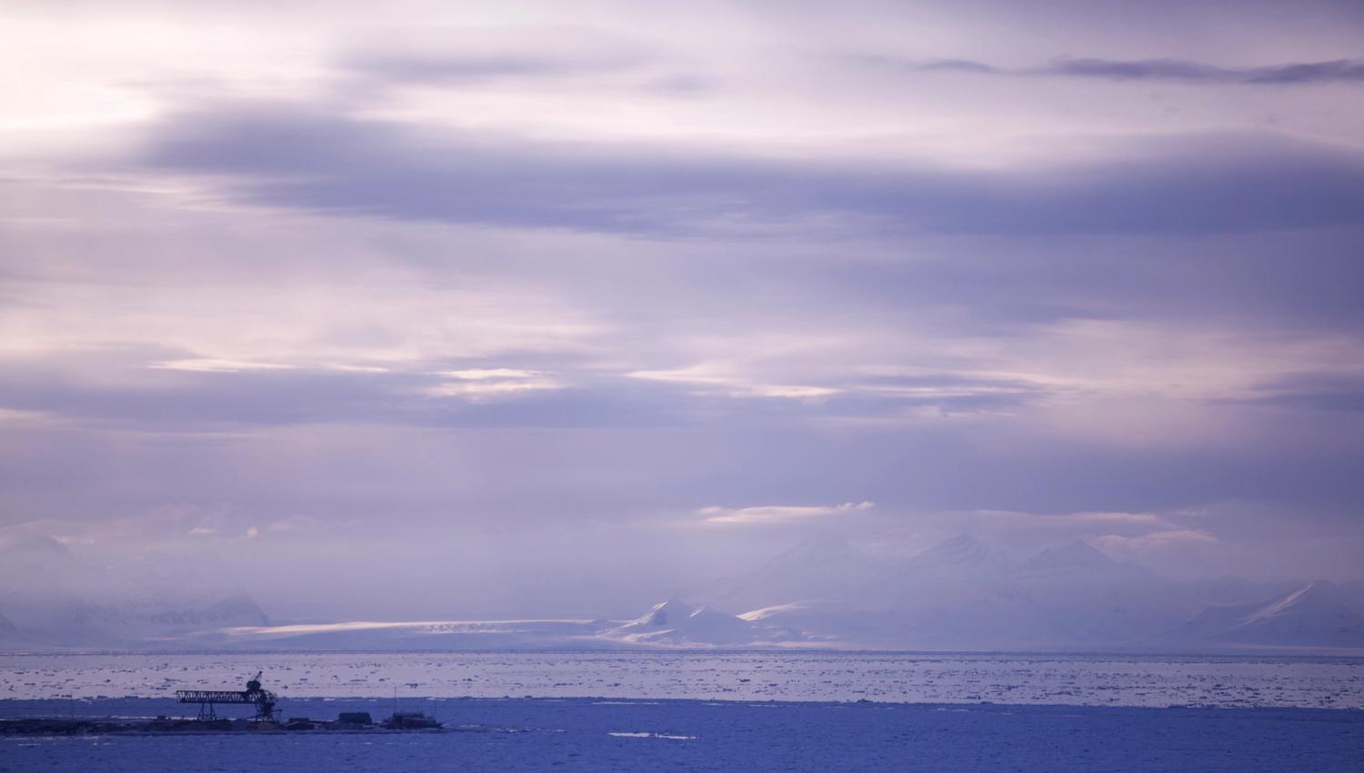 Midnightsun over the adventfjord