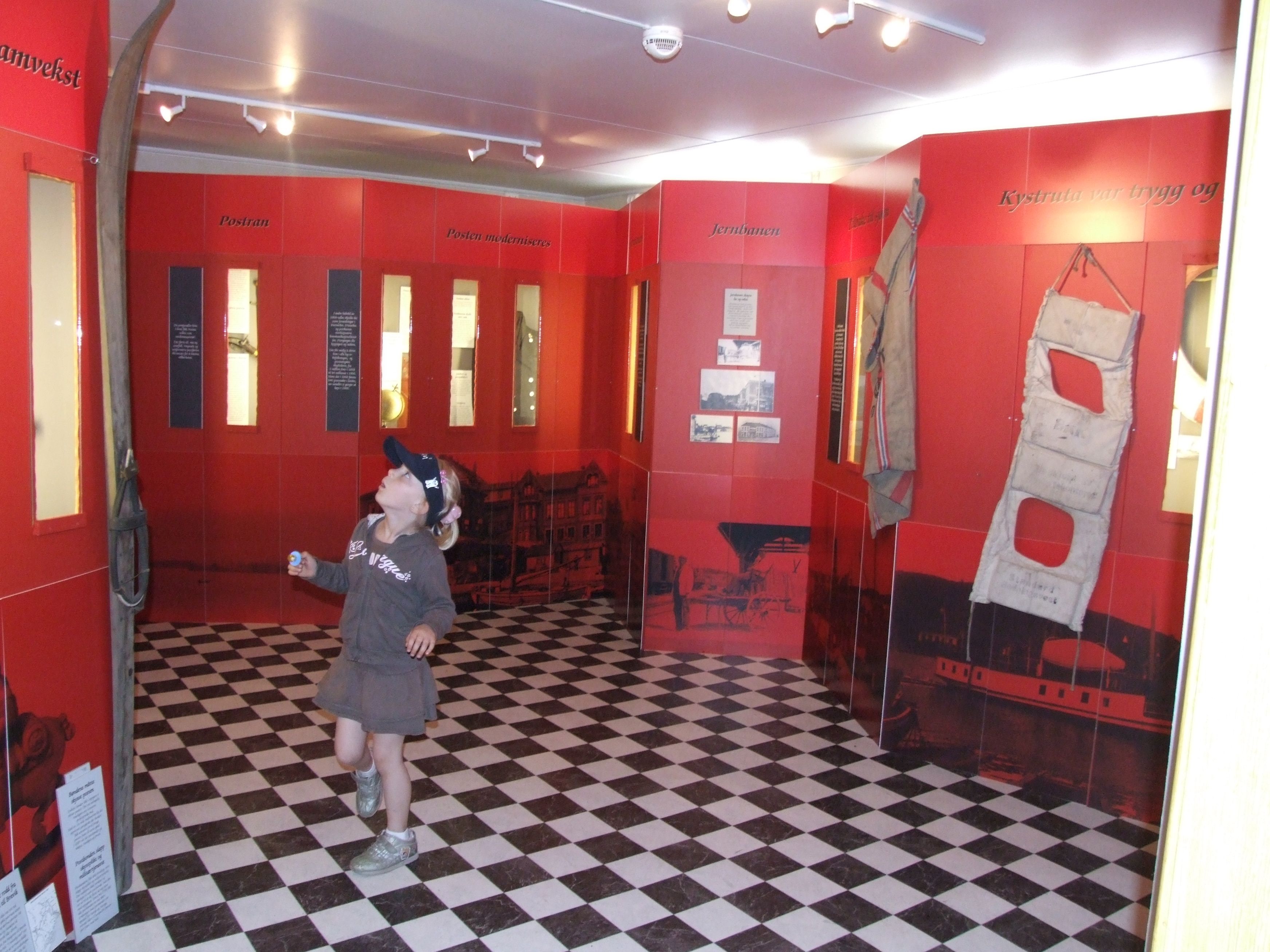 jente på utstillingen på Brevik Bymuseum