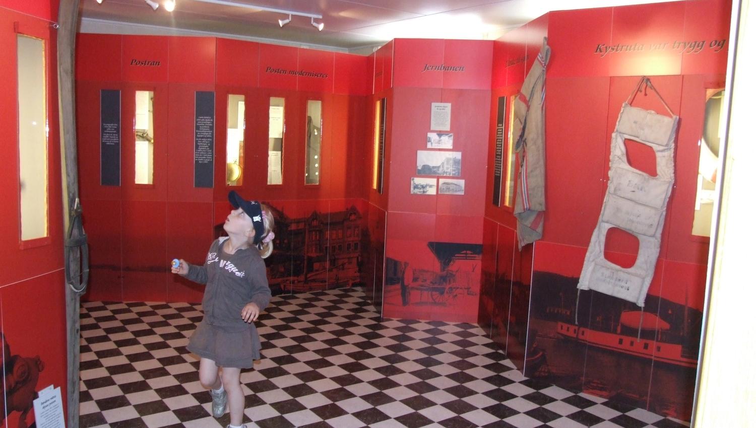 jente på utstillingen på Brevik Bymuseum