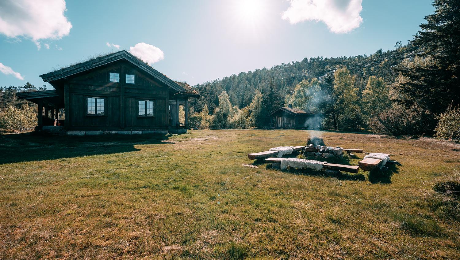 Bålplass utenfor hytteområdet idyllisk ved vannet.