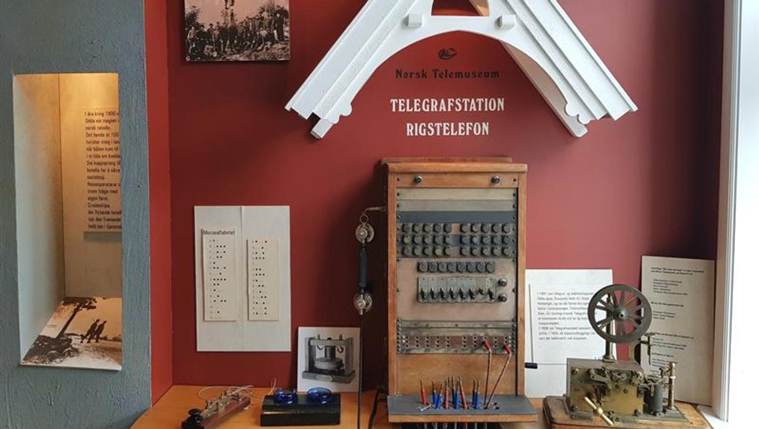 Telegraph exhibit at the Kraftmuseet featuring original equipment used for communication in the power industry.
