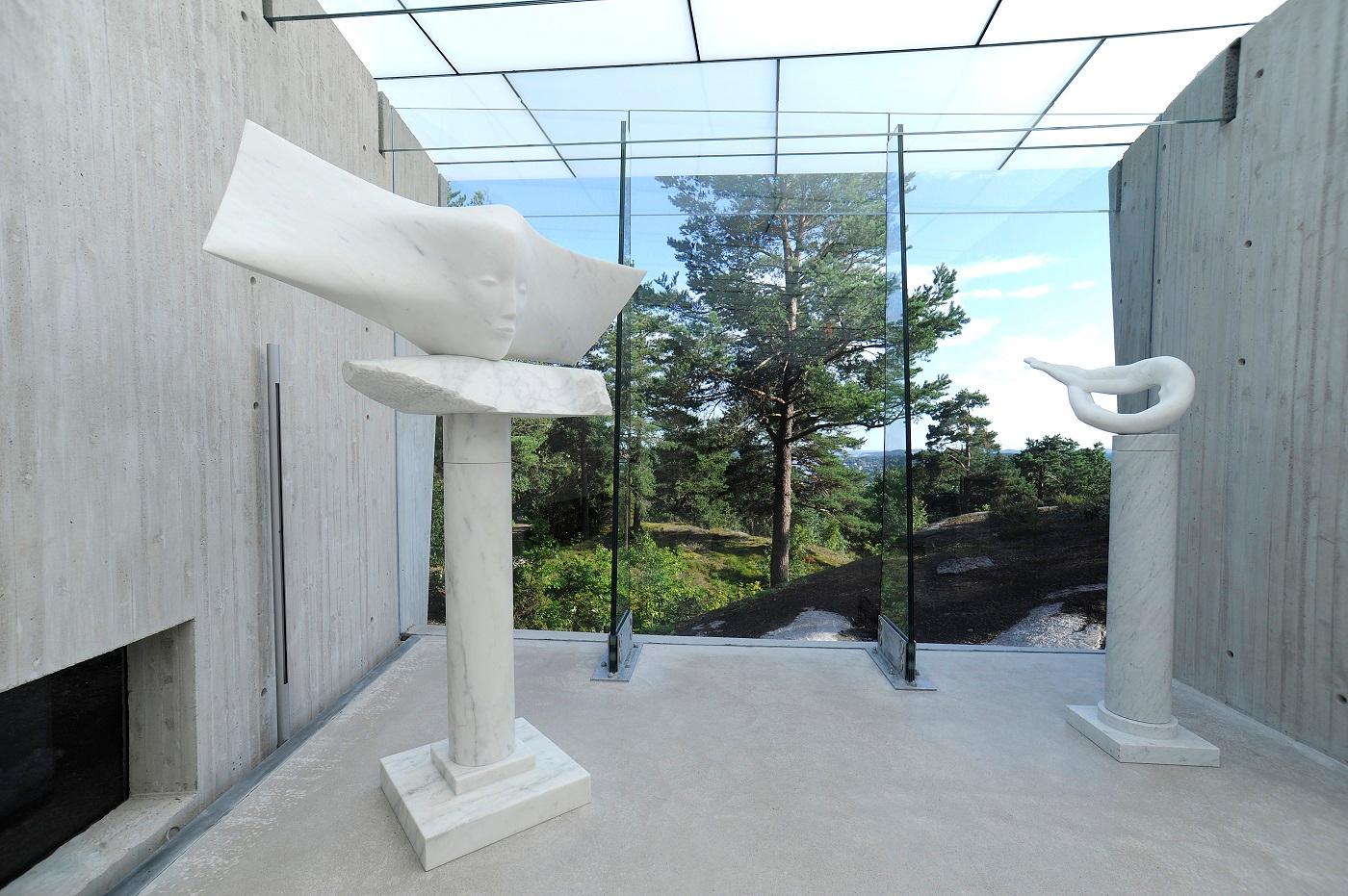 Inne på Midtåsen Skulpturpaviljong i Sandefjord