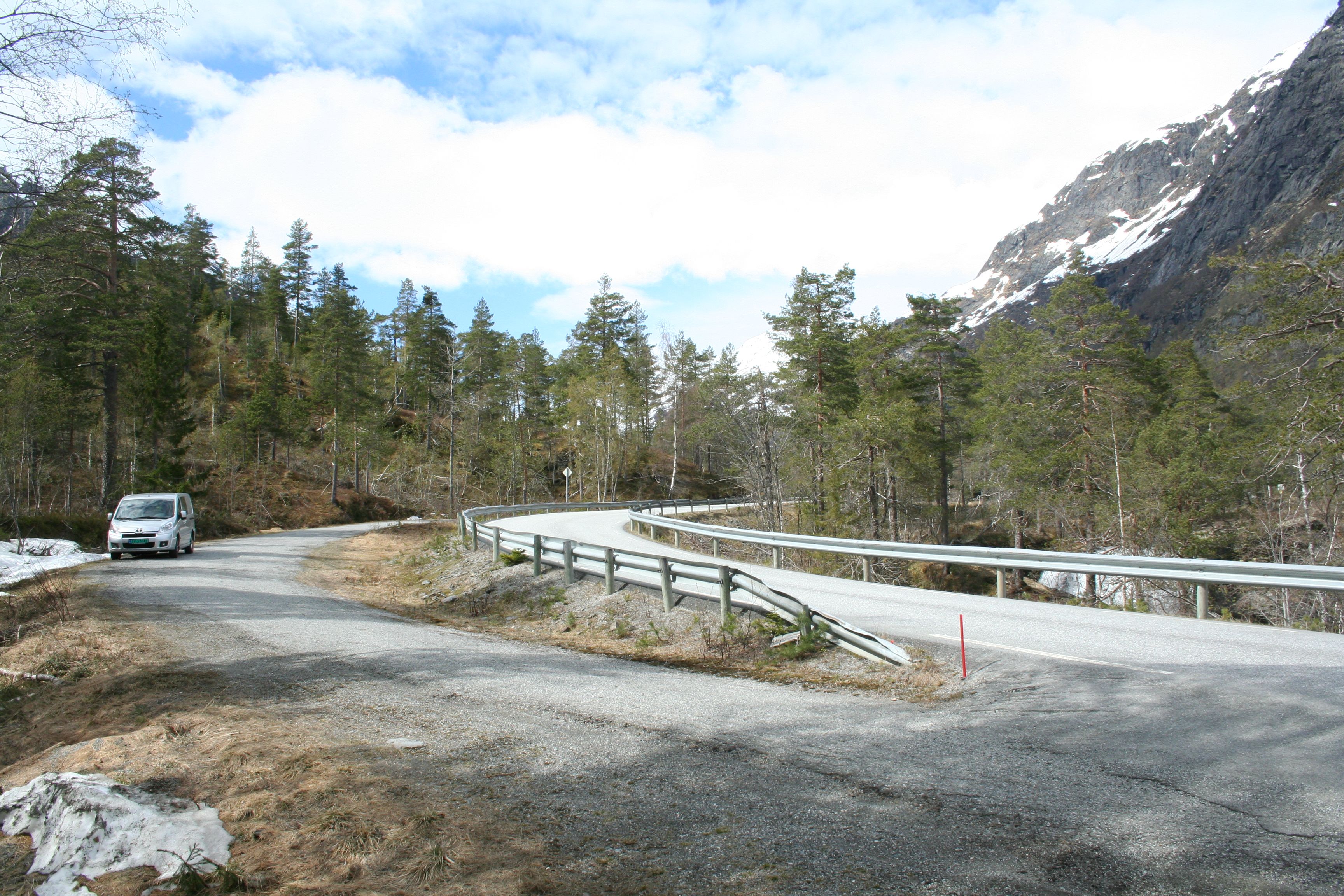 Road leading to the Solsævatnet trailhead – easy access to mountain hikes and bike routes in Hardanger.