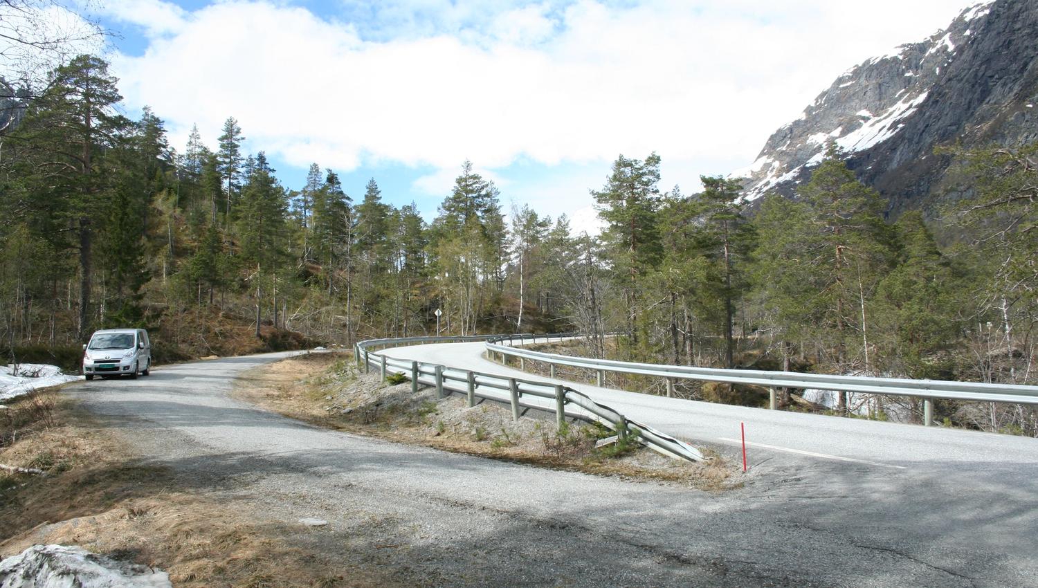 Road leading to the Solsævatnet trailhead – easy access to mountain hikes and bike routes in Hardanger.