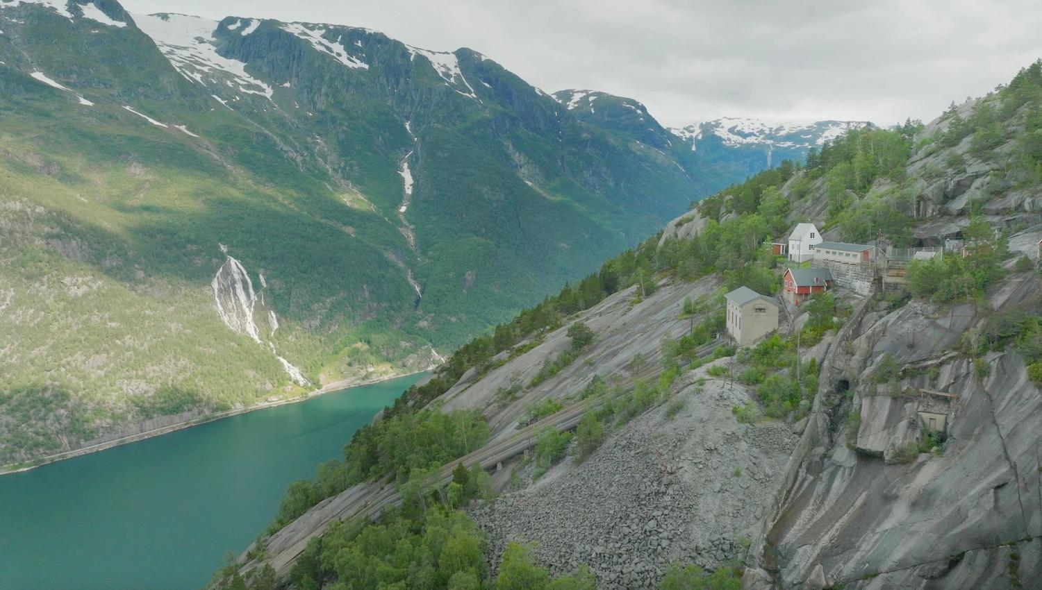 A breathtaking view of Lilletopp and Sørfjorden, surrounded by dramatic mountains and stunning Norwegian nature.