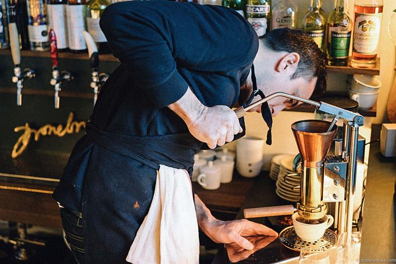 barista som lager kaffe
