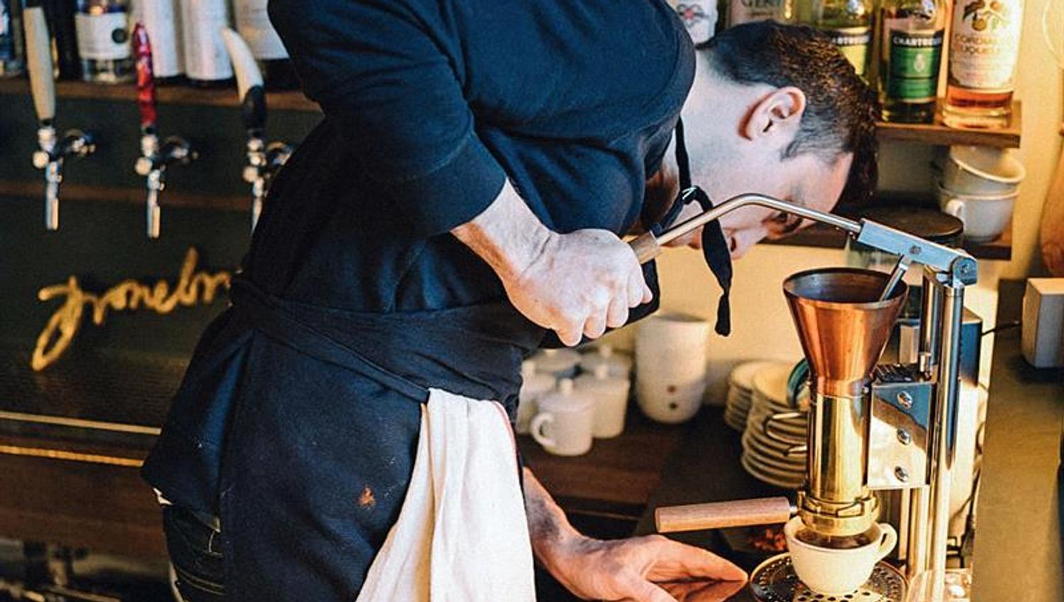 barista som lager kaffe