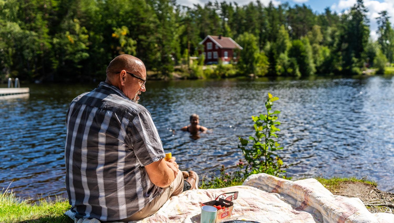 mann sitter på svaberg