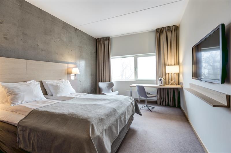 Double bedroom with desk and TV