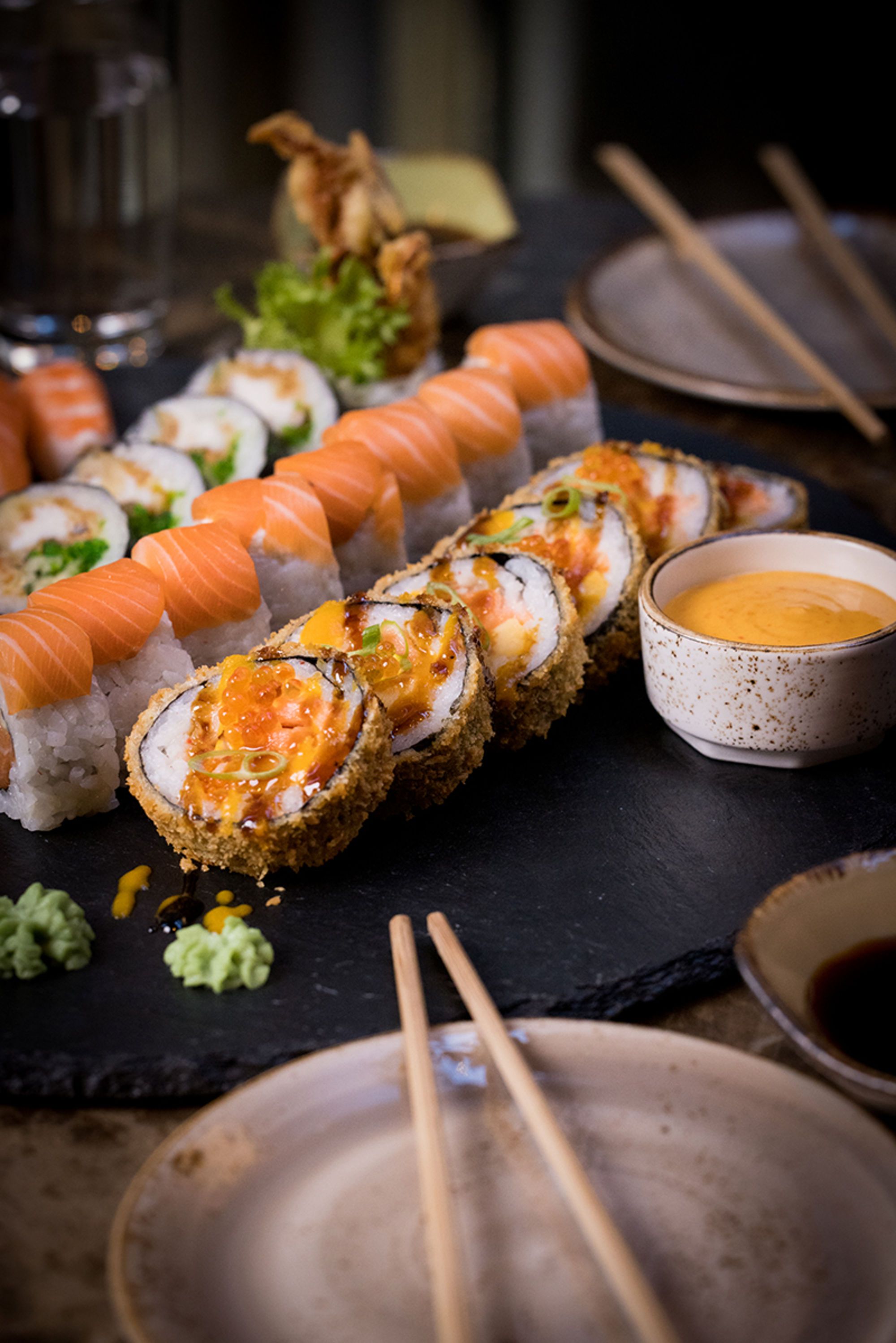 Sushien kan du anten nyte i restauranten, eller som take away.