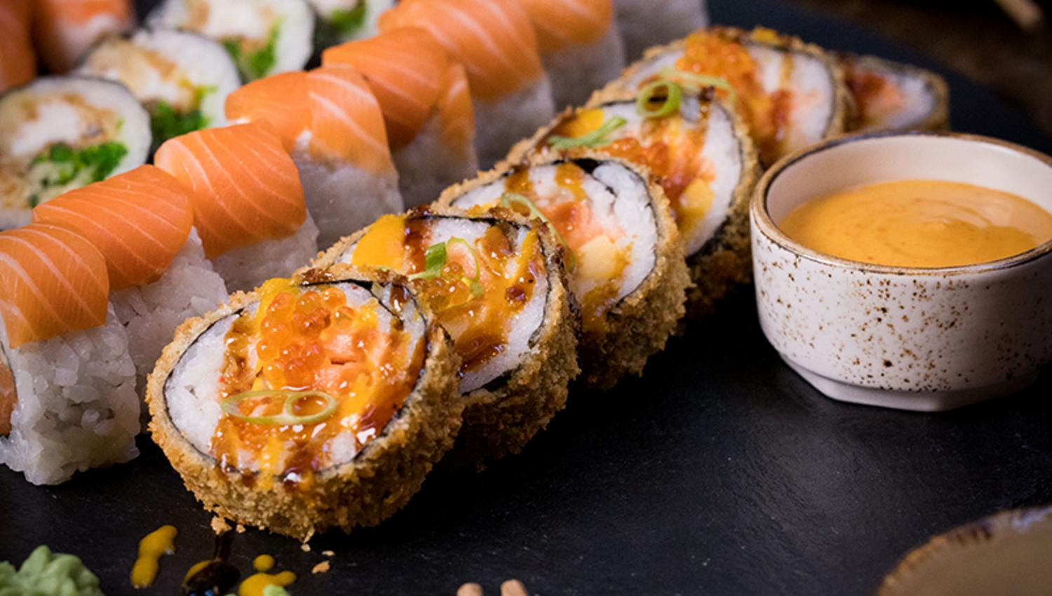 Sushien kan du anten nyte i restauranten, eller som take away.