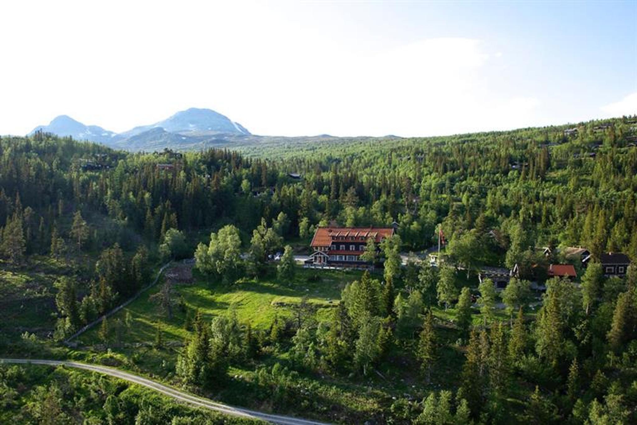Tuddal Høyfjellshotel in the summer with Gaustatoppen in the background 
