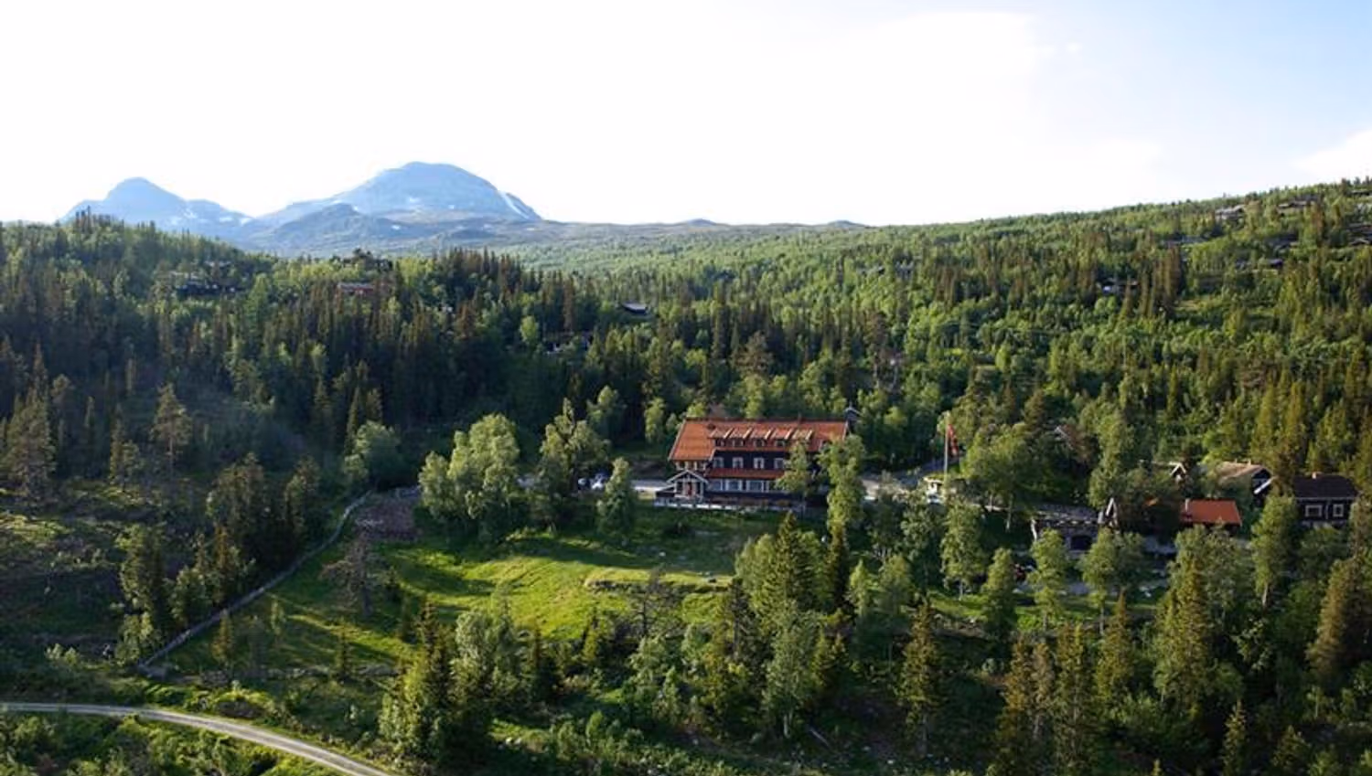 Tuddal Høyfjellshotel in the summer with Gaustatoppen in the background