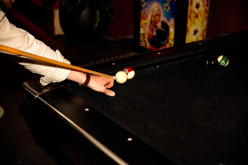 Person som spiller dart