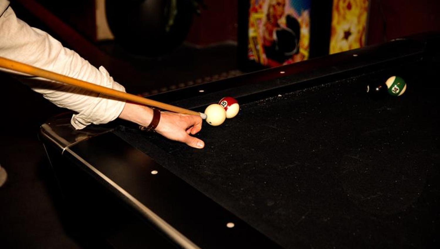 Person som spiller dart