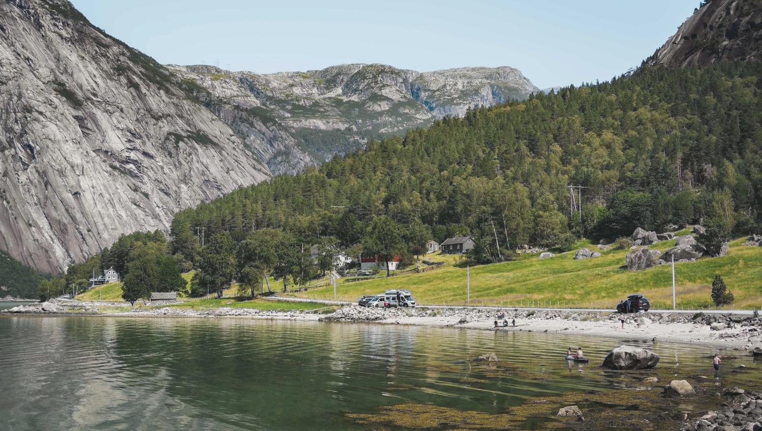 An overview of the Stavanes sandy beach, located right next to the road.