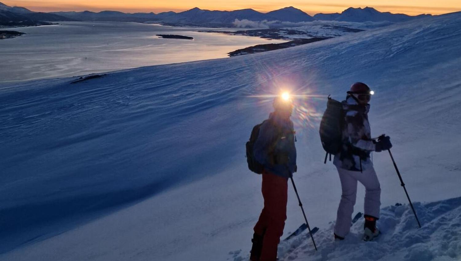 Gjester stopper og tar en liten pause, mens de tar inn utsikten