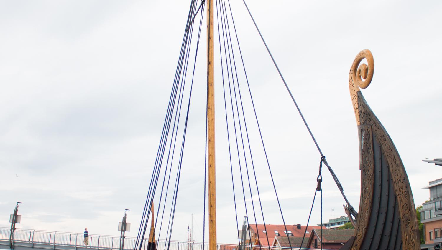 Vikingskipet Saga Oseberg på brygga i Tønsberg