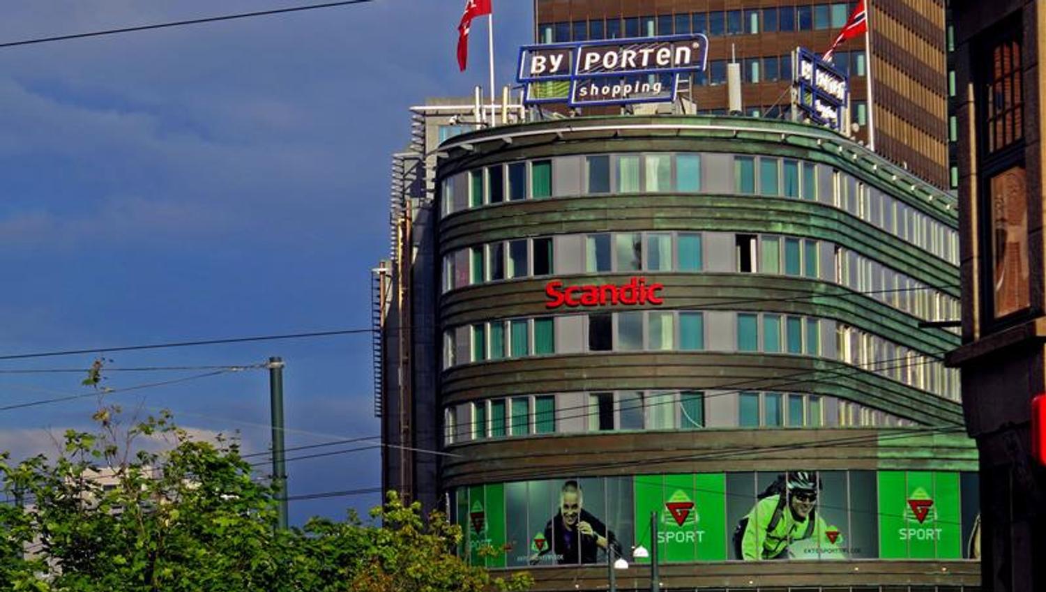 Eksteriørbilde av Byporten med Plaza på venstre side.