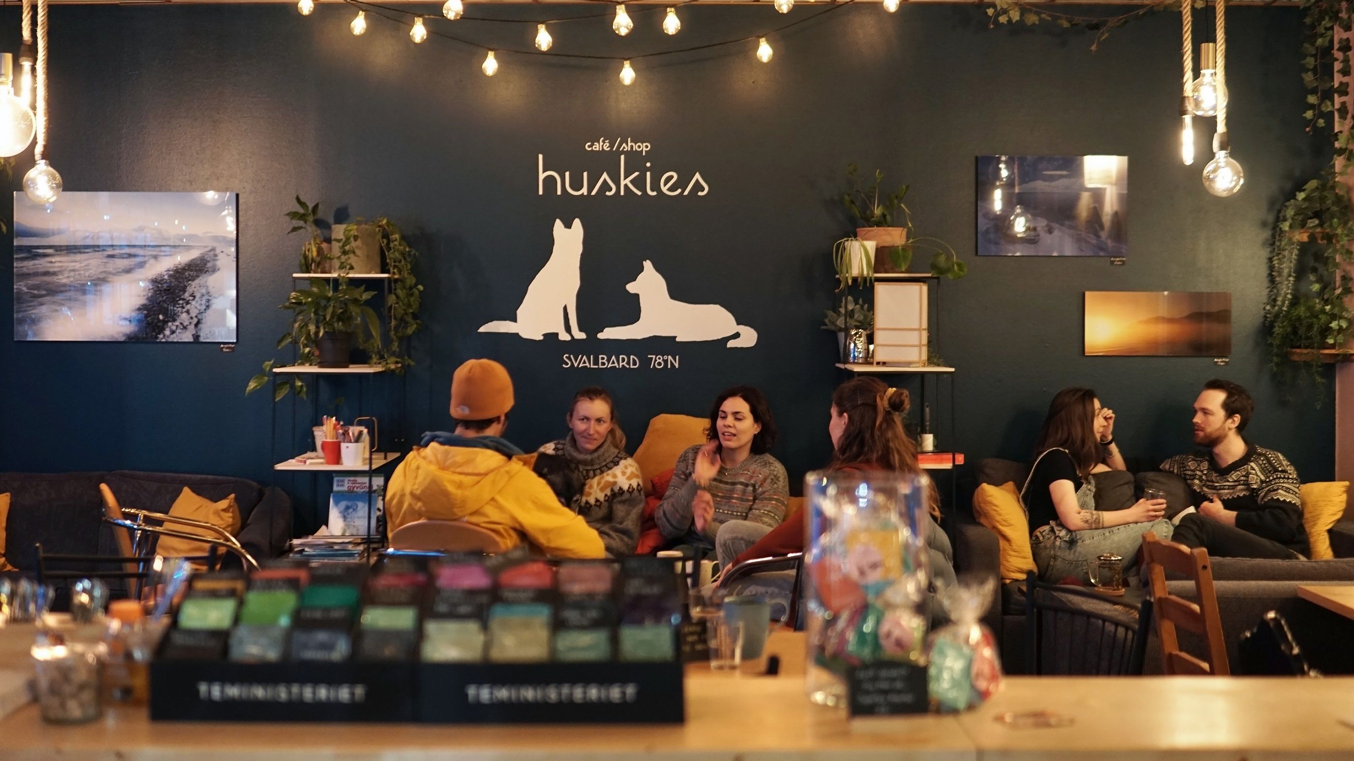 Guests sitting in the café at Café Huskies.