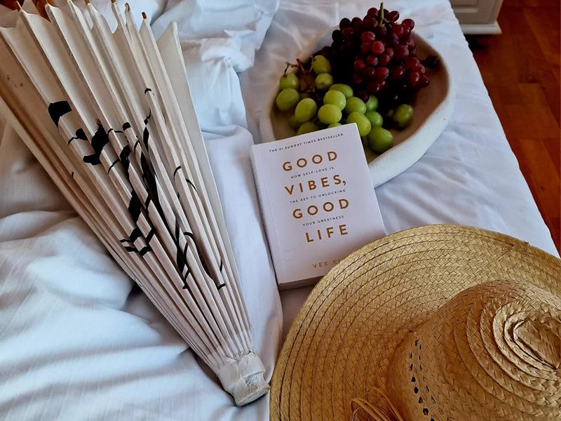 Good vibes, sunhat on the bed