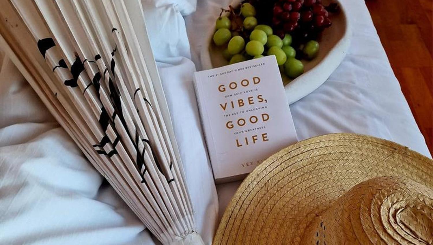 Good vibes, sunhat on the bed