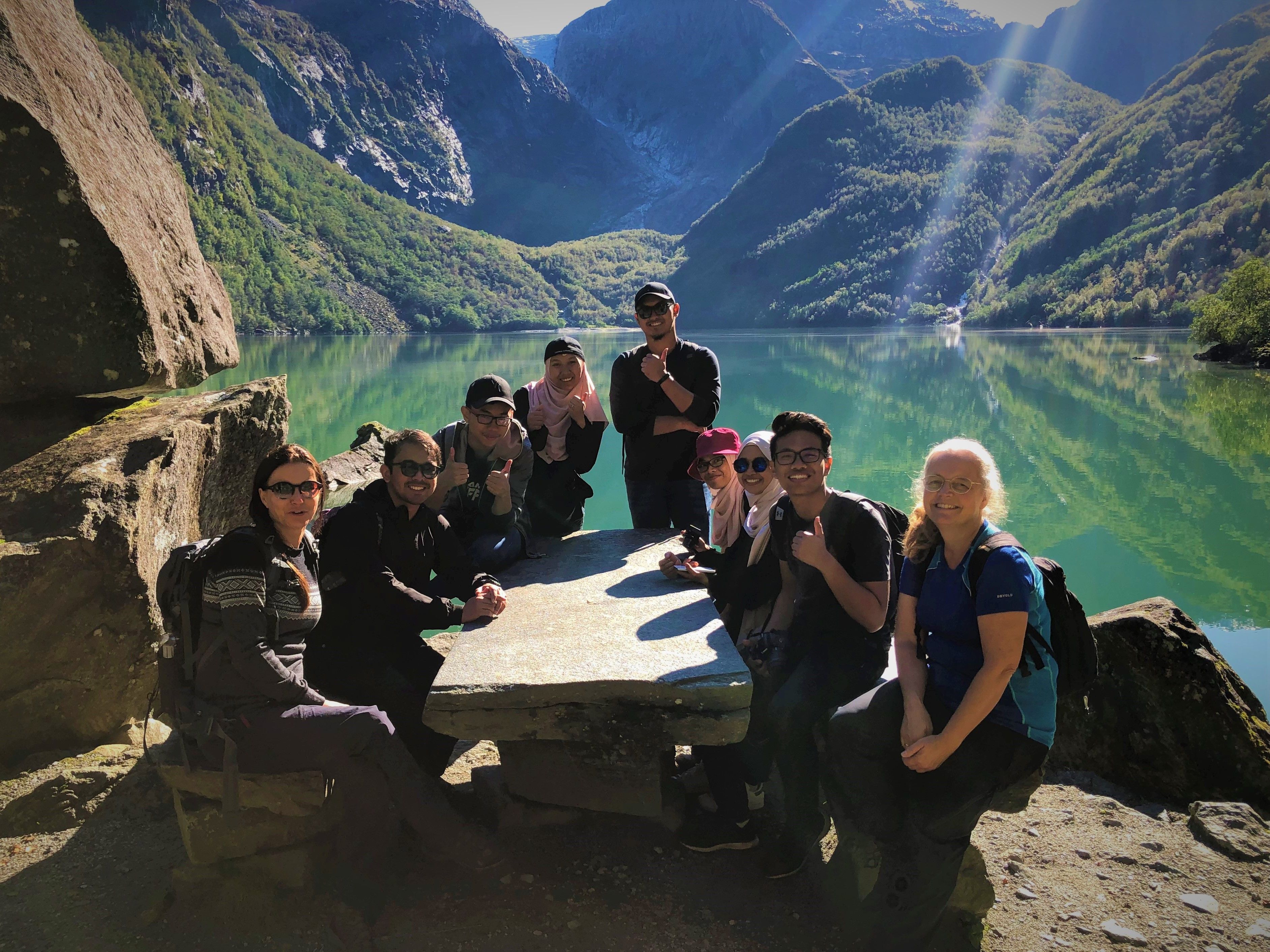 Hikers enjoying the day at Bondhusvatnet with a view of the Folgefonna glacier – a popular hiking destination near Stana Gard in Hardanger.
