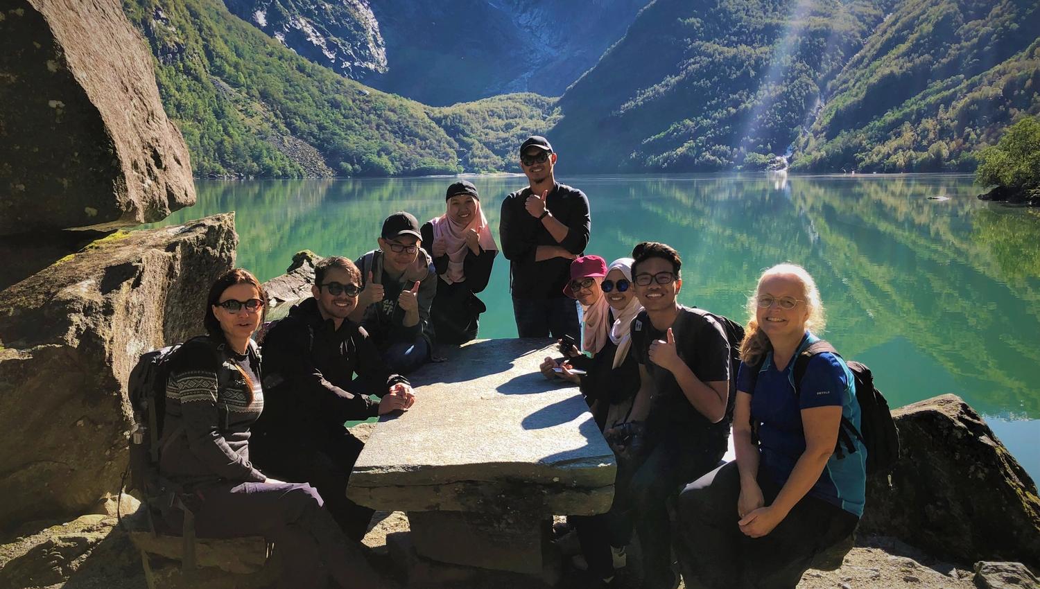 Hikers enjoying the day at Bondhusvatnet with a view of the Folgefonna glacier – a popular hiking destination near Stana Gard in Hardanger.