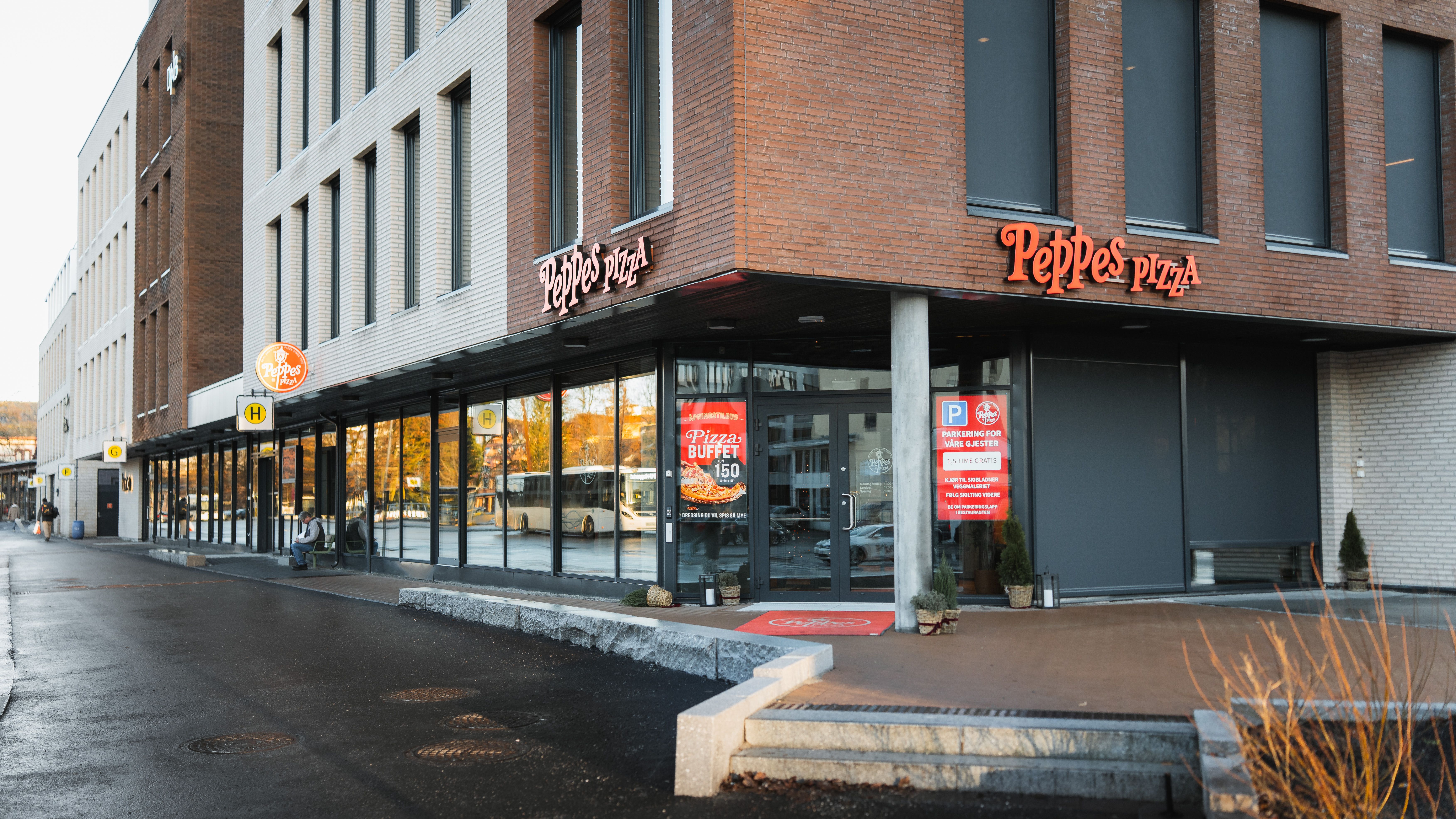 Peppes Pizza på Gjøvik. Bilde fra gaten.