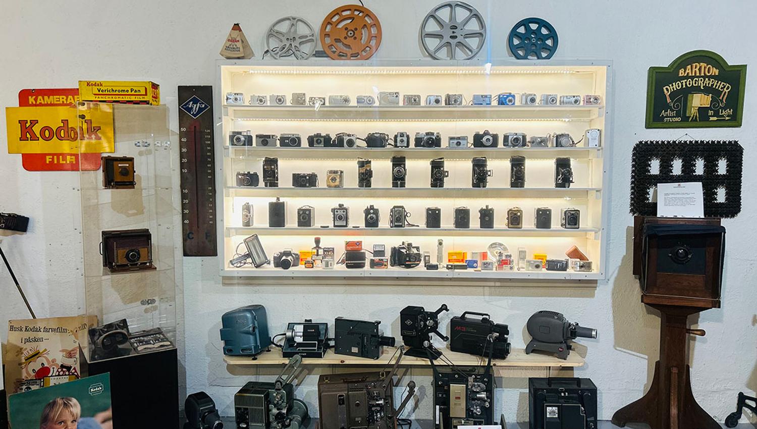 Interiørbilde fra Z-Museum, med visning av ulike historiske gjenstander utstilt langs vegger og hyller