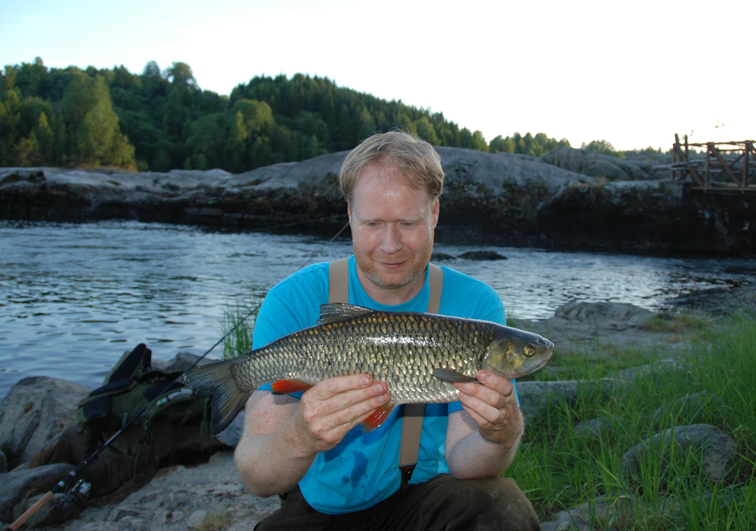 Man som holder fisk