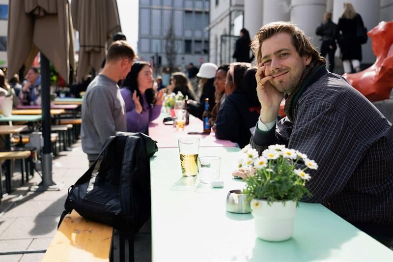 glade mennesker på uteserveringen