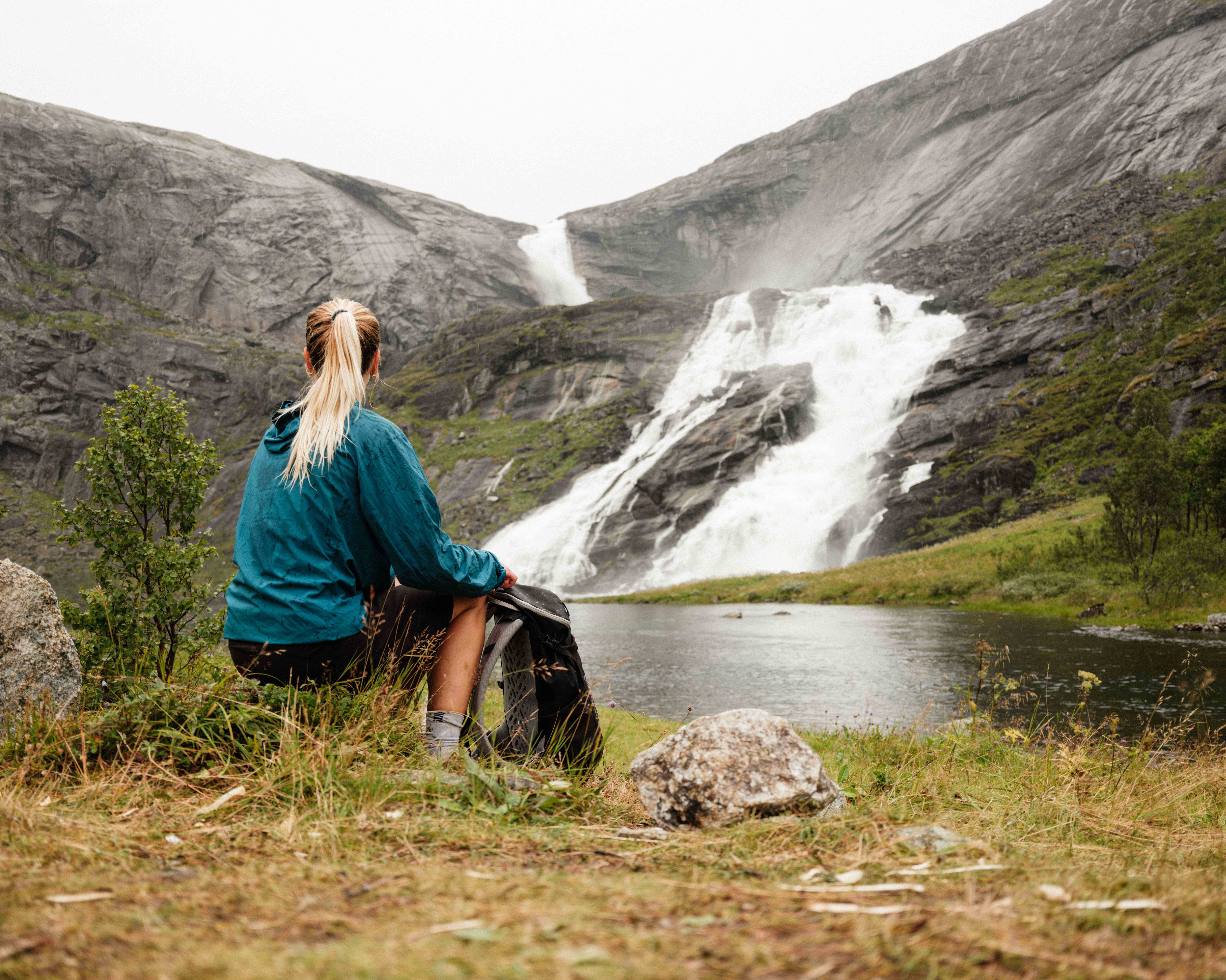 Resting with a view of Nyastølsfossen – a moment of awe in Husedalen.