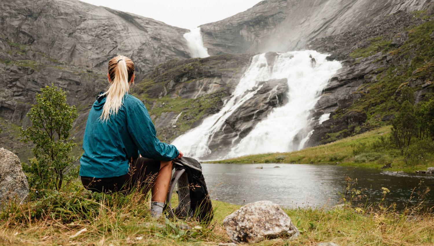Resting with a view of Nyastølsfossen – a moment of awe in Husedalen.