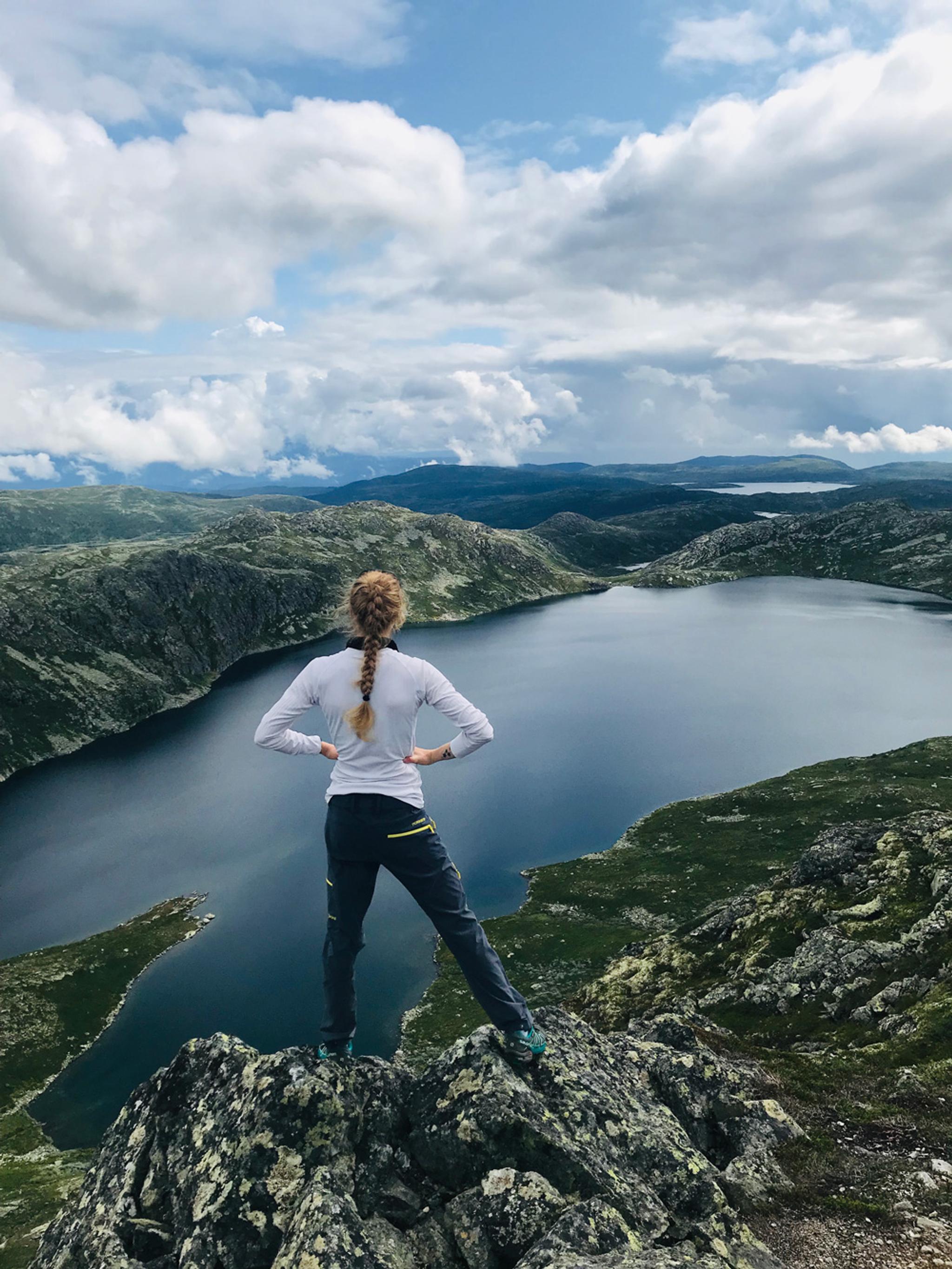 jente som står på Toreskyrkja