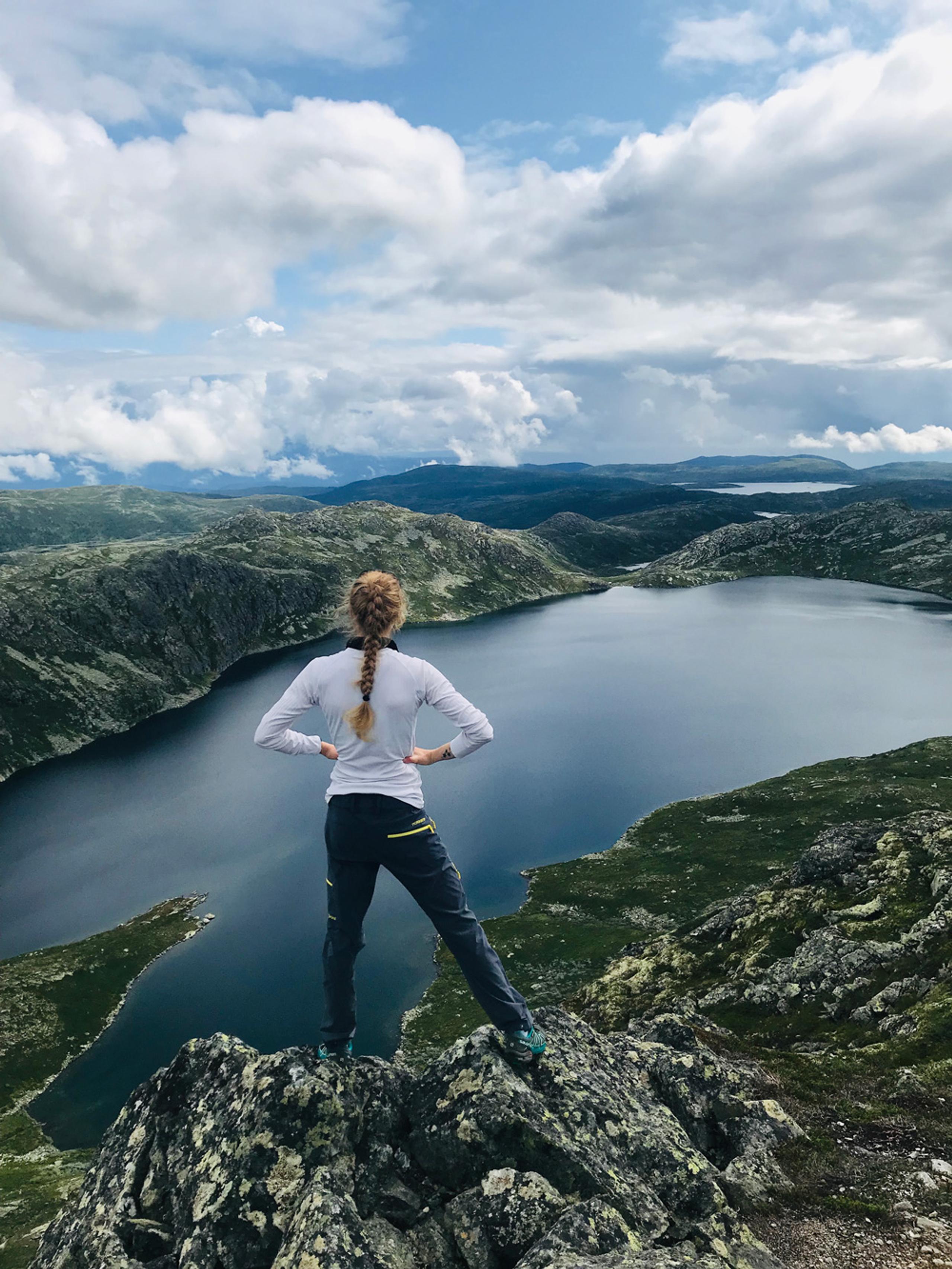 jente som står på Toreskyrkja
