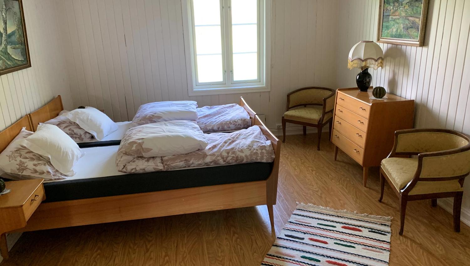 rom med senger bord og stoler