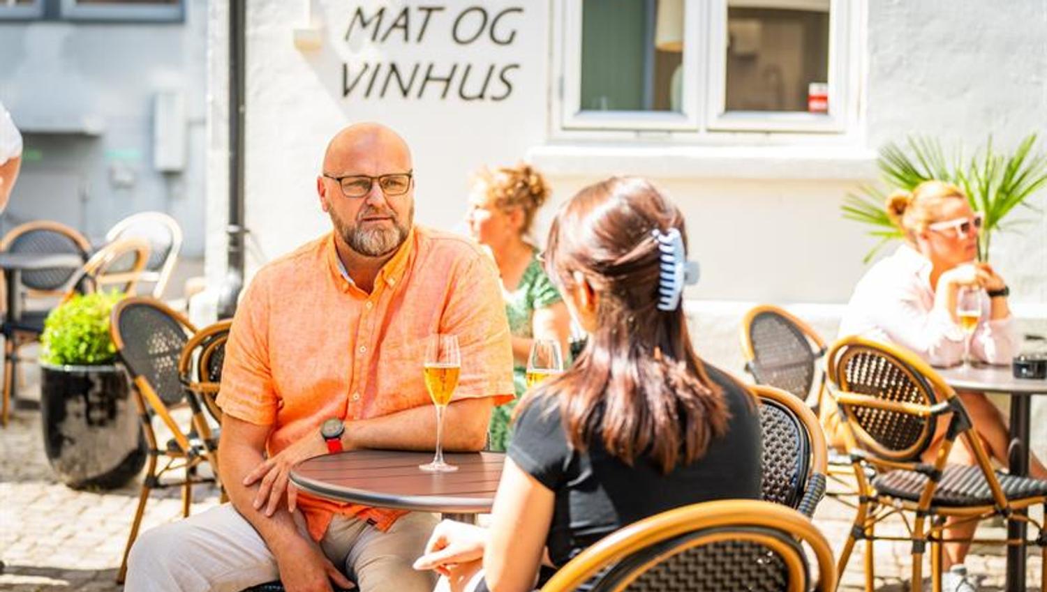 Mann og kvinne rundt et bord