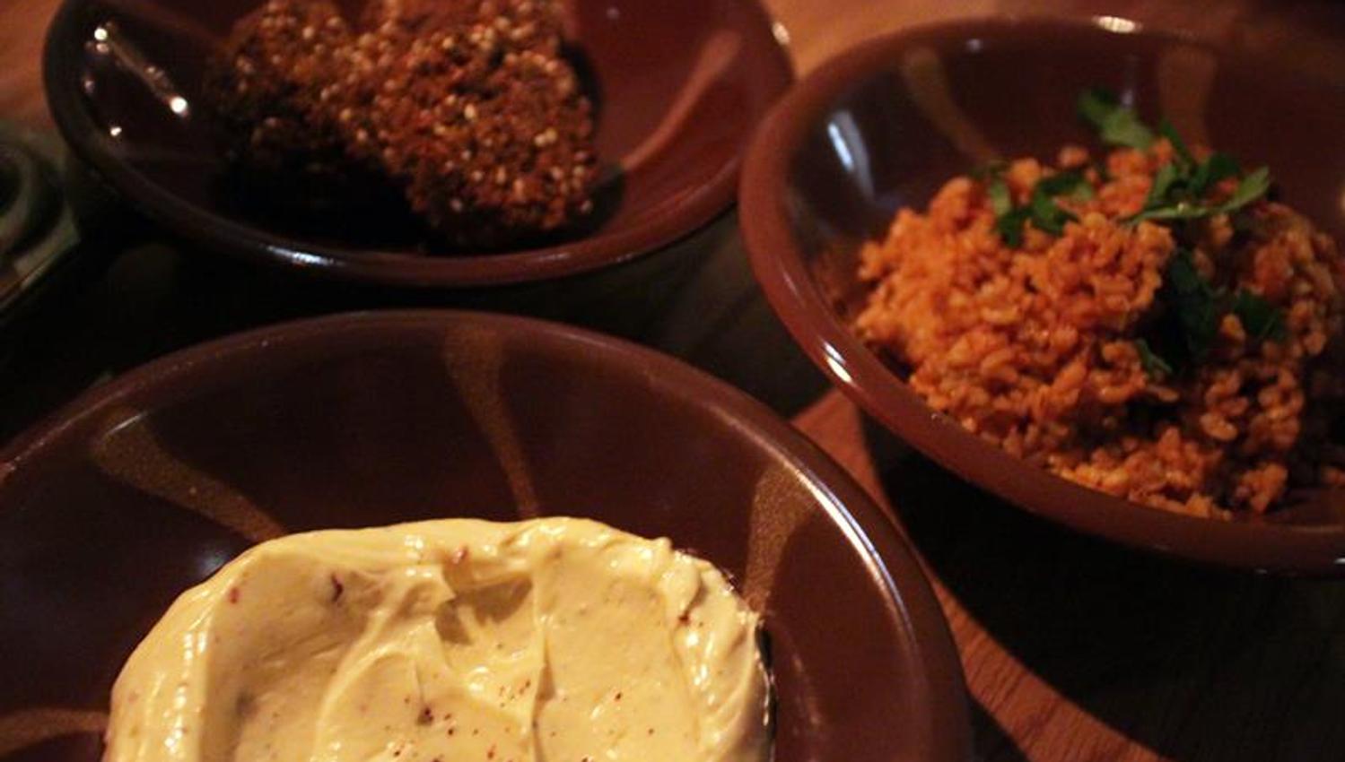 Detaljbilde av hummus.