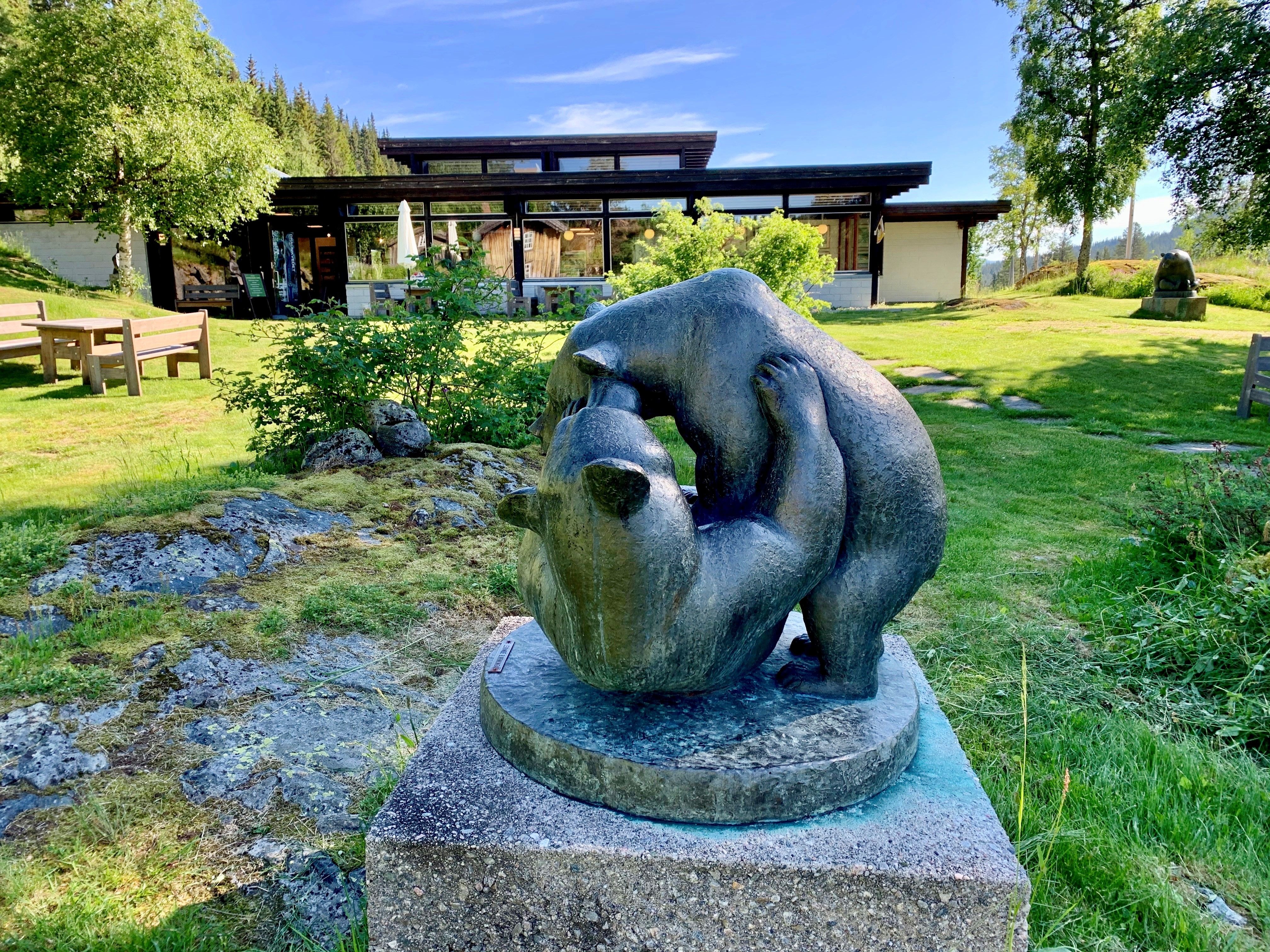 Grimdalstunet med leikande bjørnar i front, Skafså i Tokke, Vest-Telemark museum, Anne Grimdalen.