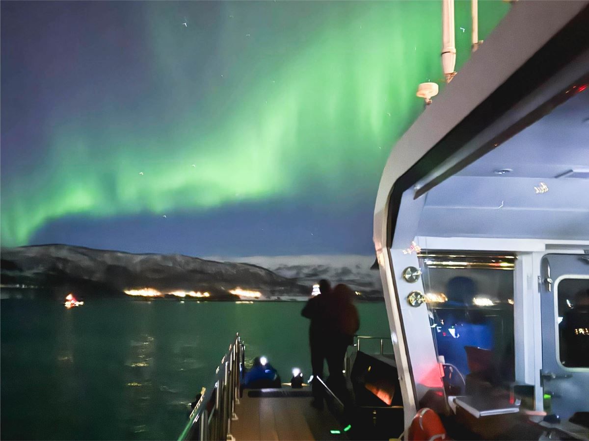 Fint nordlys show på Brim sin båt