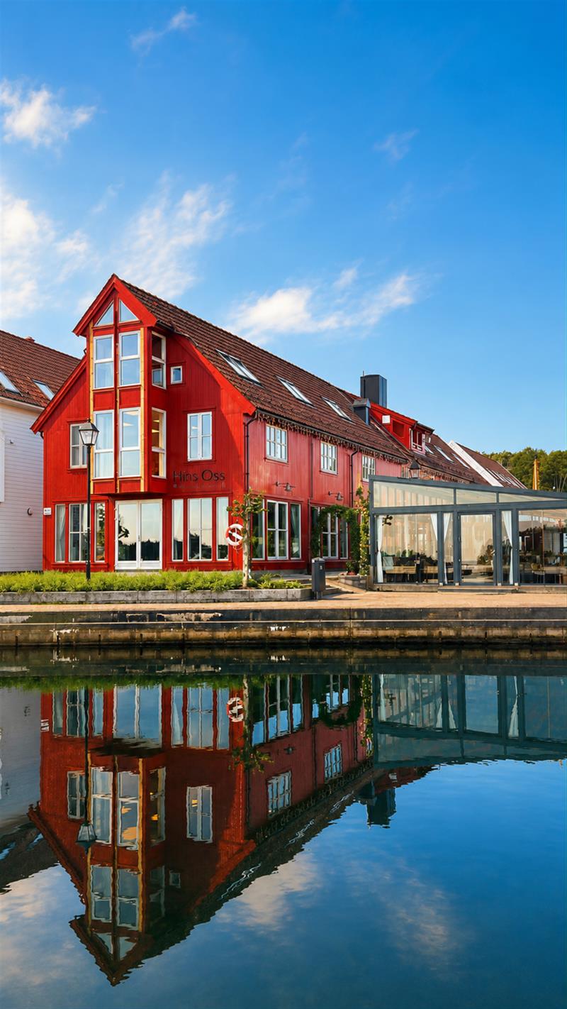 Rødt hus med restauranten med sjøen foran