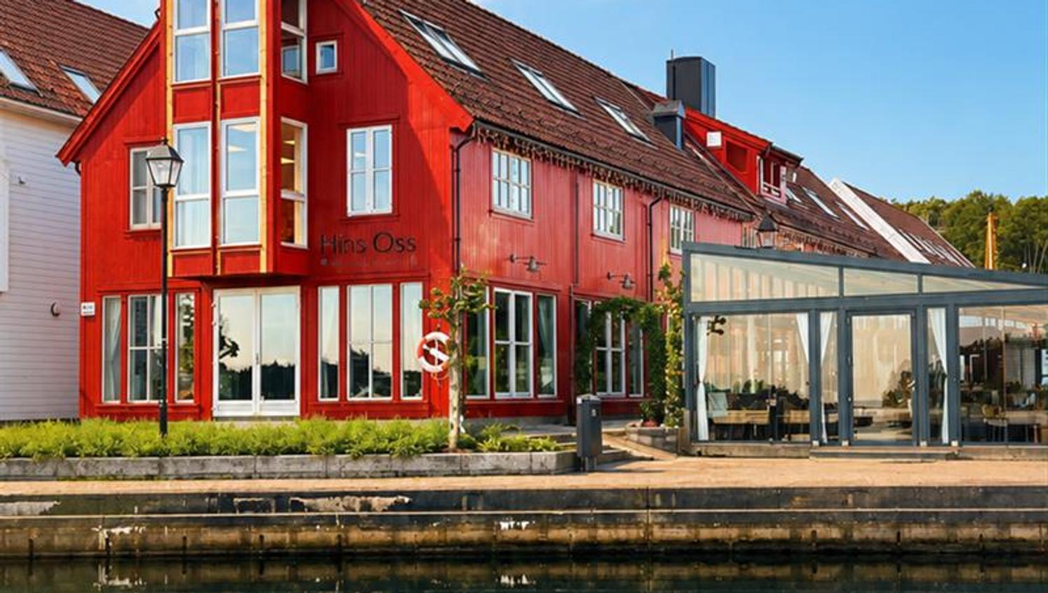 Rødt hus med restauranten med sjøen foran