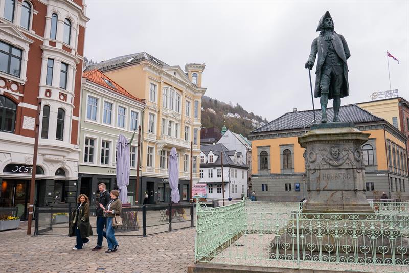 Meeting point: by the Holberg statue