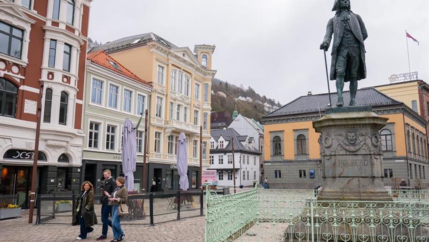 Meeting point: by the Holberg statue