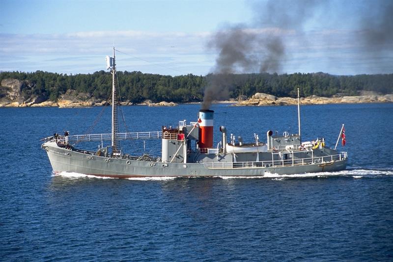 Hvalbåten Southern Actor på vei ut i fjorden
